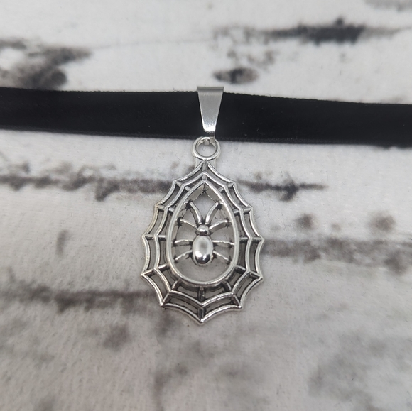 🩷 Spider Web Choker - Picture 2 of 3